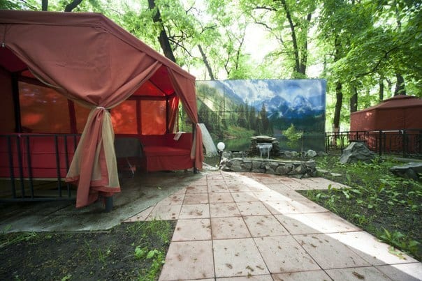 Летняя площадка PARK с гирляндами ночью