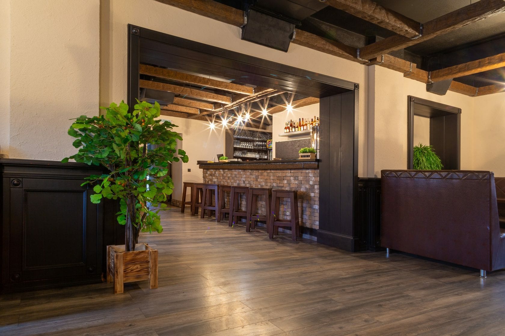 Барная стойка и деревянный интерьер PARK