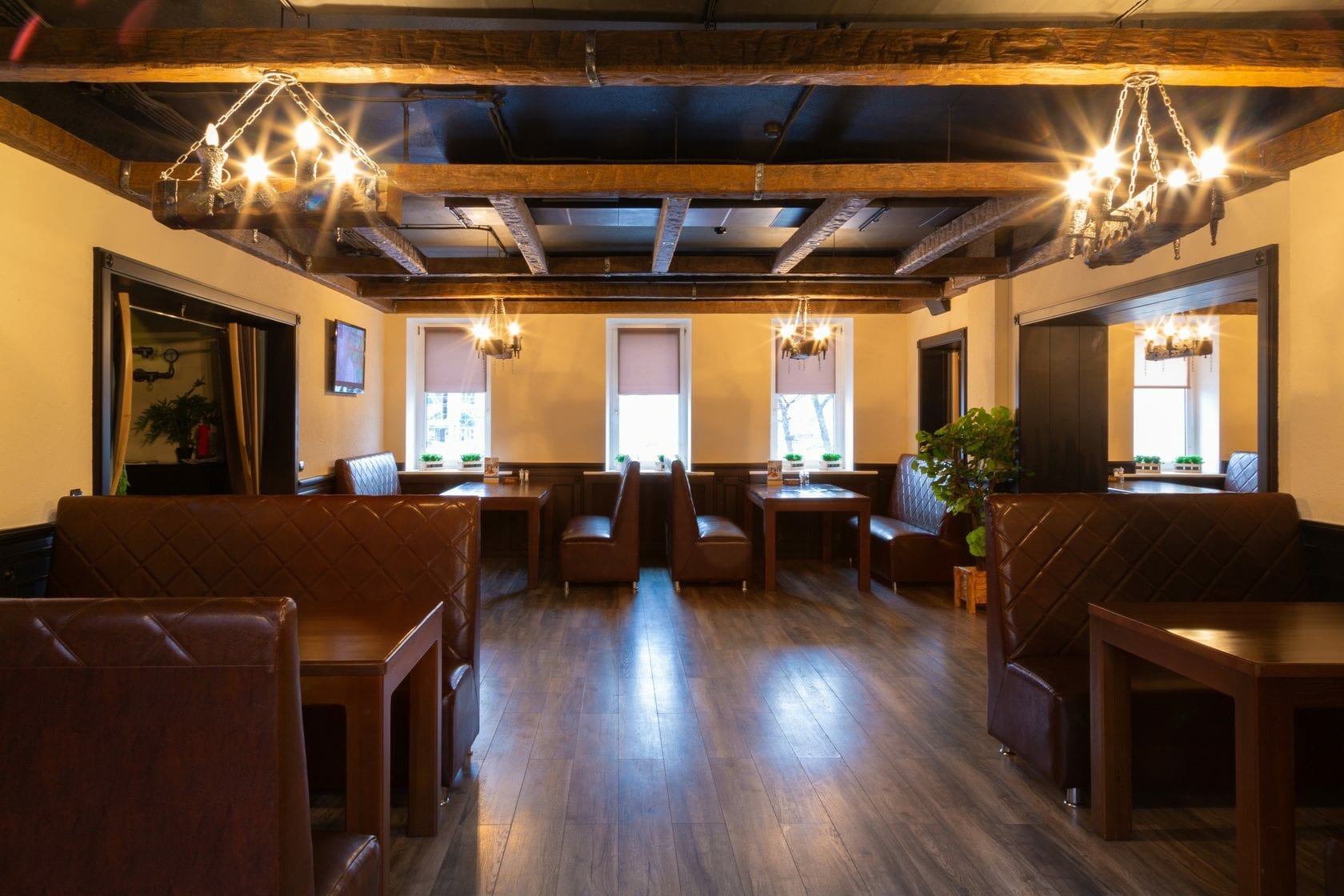 Просторный зал ресторана PARK для вечеров