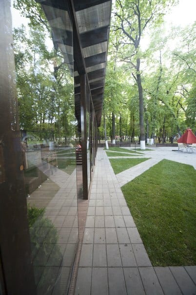 Дорожка к ресторану PARK среди деревьев