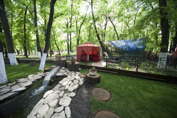 Открытая веранда PARK среди деревьев