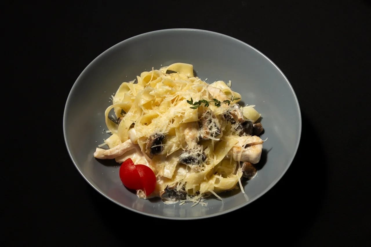 Фетучини с куриным филе и грибами