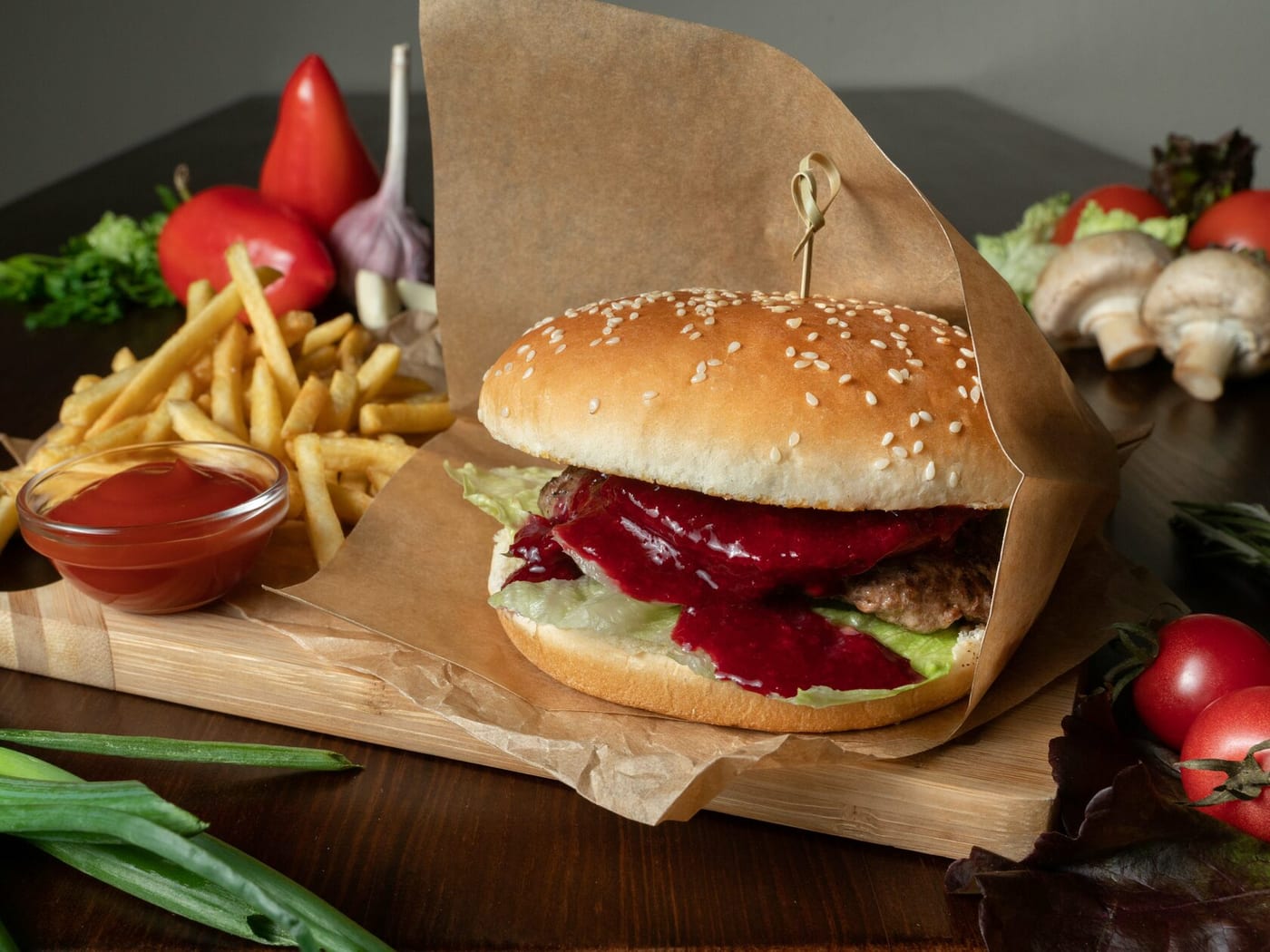 Бургер с вишнёвым соусом